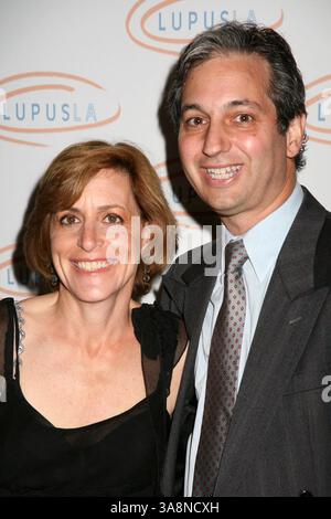 11 maggio 2006 - Beverly Hills, CALIFORNIA, Stati Uniti - 11 maggio 2006 - Beverly Hills, California. David Shore e Judy, produttore esecutivo di "House". Serata d'amore, luce e Risate di Lupus LA al Beverly Hills Hotel. Los Angeles Premiere di ''al passo con gli Steins''. Credito fotografico: Byron Purvis/AdMedia Foto Stock