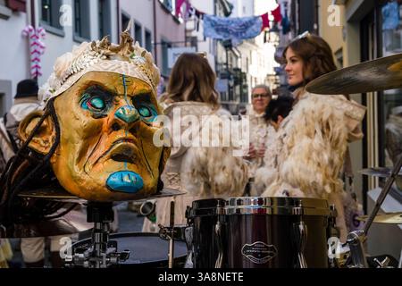 Le persone mascherate celebrano il tipico carnevale di Lucerna nelle strade della città. Cantone di Lucerna Svizzera FB 2025 0024 Foto Stock