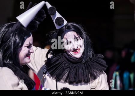 Le persone mascherate celebrano il tipico carnevale di Lucerna nelle strade della città. Cantone di Lucerna Svizzera FB 2025 0083 Foto Stock