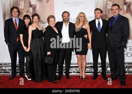 15 dicembre 2008 - Westwood, CA, Stati Uniti - 15 dicembre 2008 - Westwood, CA - Michael Shannon, Zoe Kazan, Kathryn Hahn, Kathy Bates, Sam Mendes, Kate Winslet, Leonardo DiCaprio e David Harbour. "Revolutionary Road" a Los Angeles prima al Mann's Village Theatre. Credito fotografico: Byron Purvis/AdMedia Foto Stock