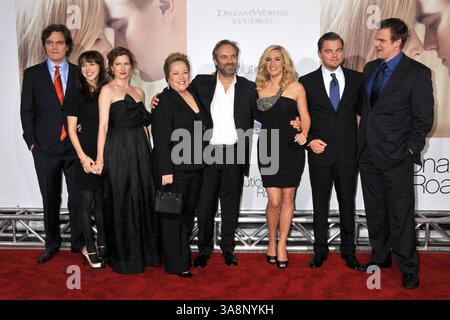 15 dicembre 2008 - Westwood, CA, Stati Uniti - 15 dicembre 2008 - Westwood, CA - Michael Shannon, Zoe Kazan, Kathryn Hahn, Kathy Bates, Sam Mendes, Kate Winslet, Leonardo DiCaprio e David Harbour. "Revolutionary Road" a Los Angeles prima al Mann's Village Theatre. Credito fotografico: Byron Purvis/AdMedia Foto Stock