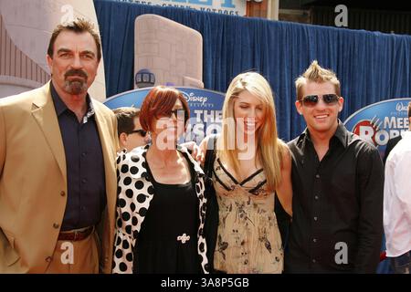 25 marzo 2007 - Hollywood, CA, Stati Uniti - 25 marzo 2007 - Hollywood, California - Tom Selleck, moglie Jillie Mack e figlia Hannah. "Meet the Robinsons", la prima di Los Angeles si è tenuta all'El Capitan Theatre. Credito fotografico: Russ Elliot/AdMedia Foto Stock
