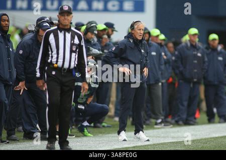 17 settembre 2017: Il capo-allenatore dei Seattle Seahawks Pete Carroll sbircia in campo durante una partita tra i San Francisco 49ers e i Seattle Seahawks al CenturyLink Field di Seattle, WA, il 17 settembre 2017. I Seahawks sconfissero i 49ers 12-9. Sean Brown/CSM(immagine di credito: &Copy; Sean Brown/CSM tramite cavo ZUMA) Foto Stock