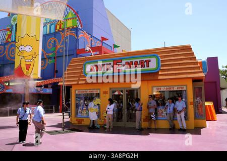 17 maggio 2008 - Universal City, CA, Stati Uniti - 17 maggio 2008 - Universal City, California - atmosfera. Apertura di The Simpsons Ride agli Universal Studios di Hollywood. Credito fotografico: Byron Purvis/AdMedia Foto Stock