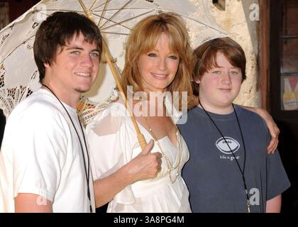 17 maggio 2008 - Universal City, CA, Stati Uniti - 17 maggio 2008 - Universal City, California - Deidre Hall e figli David Atticus Sohme e Tully Chapin Sohmer. Apertura di The Simpsons Ride agli Universal Studios di Hollywood. Credito fotografico: Byron Purvis/AdMedia Foto Stock