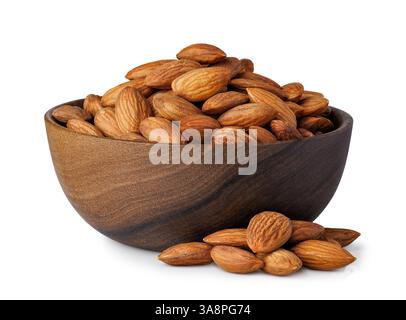 Noci di mandorla in ciotola di legno e pelo isolati su sfondo bianco Foto Stock