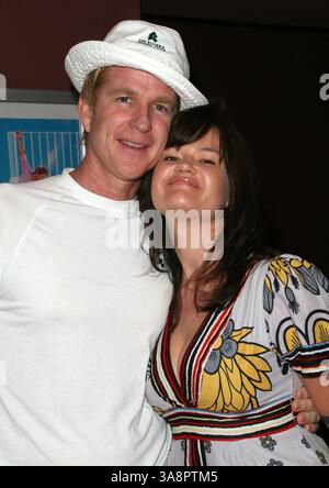 11 agosto 2008 - West Hollywood, California, Stati Uniti - 11 agosto 2008 - West Hollywood, California - Matthew Modine e Emberly Modine. La prima mondiale 'The Neighbor' ha tenuto Laemmle Sunset 5. Credito fotografico: Faye Sadou/AdMedia Foto Stock