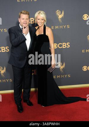 17 settembre 2017 - Los Angeles, CALIFORNIA, Stati Uniti - Julia Carey e James Corden arrivano al 69° Premio annuale Emmy Awards al Microsoft Theater il 17 settembre 2017 a Los Angeles, California (immagine di credito: © Peter West/Ace Pictures via ZUMA Press) Foto Stock