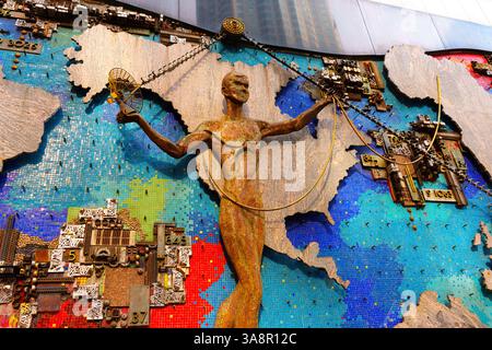 Los Angeles, California - 4 dicembre 2024: Vista dettagliata della scultura "Bell Communications Around the Globe" di Anthony Heinsbergen Locate Foto Stock