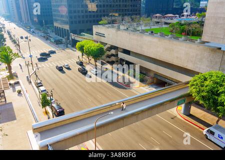 Los Angeles, California - 4 dicembre 2024: La vista aerea cattura il ponte pedonale che collega il Westin Bonaventure Hotel con la vivace via Foto Stock