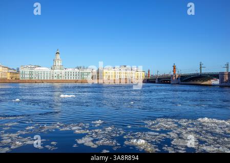 SAN PIETROBURGO, RUSSIA - 2 APRILE 2023: Universitetskaya Embankment in un giorno di aprile. San Pietroburgo Foto Stock