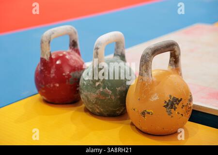 vecchi kettlebell in palestra. Primo piano. Allenati con i kettlebell Foto Stock