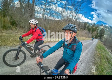 Bella coppia senior in bicicletta e divertirsi nella valle dell'Iller, nelle Alpi Allgaeu, in Baviera, in Germania Foto Stock