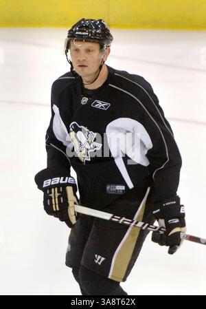 30 ottobre 2008 - Pittsburgh, PA, Stati Uniti - 13 settembre 2009 - Pittsburgh, Pennsylvania - difensore dei Pittsburgh Penguins, SERGEI GONCHAR si presenta per il primo giorno di Training Camp tenuto alla Mellon Arena. Questa fu la prima volta sul ghiaccio per i Pittsburgh Penguins da quando vinsero la Stanley Cup Championship del 2008-2009. Foto di Jason L Nelson/AdMedia Foto Stock
