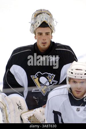 30 ottobre 2008 - Pittsburgh, PA, Stati Uniti - 13 settembre 2009 - Pittsburgh, Pennsylvania - Goalie per i Pittsburgh Penguins, MARC-ANDRE FLEURY si presenta per il primo giorno di Training Camp tenuto alla Mellon Arena. Questa fu la prima volta sul ghiaccio per i Pittsburgh Penguins da quando vinsero la Stanley Cup Championship del 2008-2009. Foto di Jason L Nelson/AdMedia Foto Stock