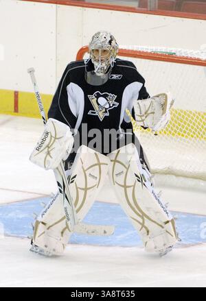 30 ottobre 2008 - Pittsburgh, PA, Stati Uniti - 13 settembre 2009 - Pittsburgh, Pennsylvania - Goalie per i Pittsburgh Penguins, MARC-ANDRE FLEURY si presenta per il primo giorno di Training Camp tenuto alla Mellon Arena. Questa fu la prima volta sul ghiaccio per i Pittsburgh Penguins da quando vinsero la Stanley Cup Championship del 2008-2009. Foto di Jason L Nelson/AdMedia Foto Stock