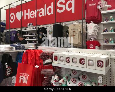 19 ottobre 2017 - USA - Target ha aperto il suo nuovo negozio a Manhattan, Herald Square, questa settimana. (Immagine di credito: © Kavita Kumar/TNS tramite filo ZUMA) Foto Stock