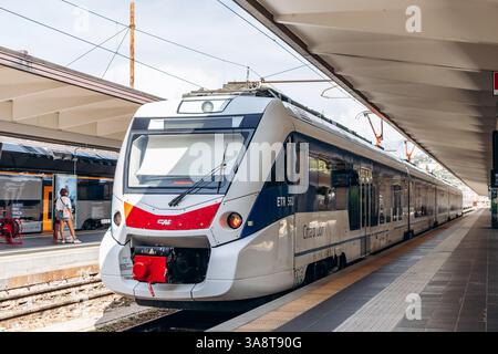 Trieste, Italia - 18 agosto 2024: Treno in arrivo alla stazione ferroviaria di Trieste centrale Foto Stock