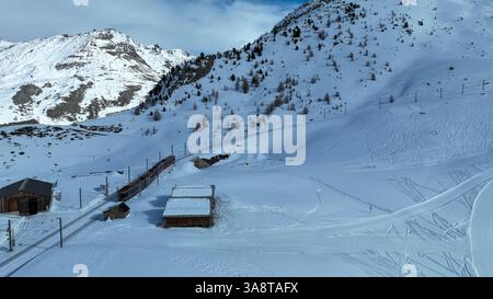 Vista aerea della ferrovia Gorngerat bahn e della zona sciistica di Zermatt, regione del Vallese nelle Alpi svizzere. Foto Stock