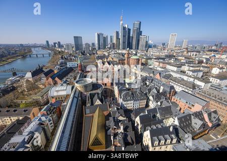 Die Frankfurter Skyline und Innenstadt Beim Blick vom Kaiserdom St. Bartholomäus lassen sich die Frankfurter Innenstadt sowie die Bankenskyline betrachten. Francoforte sul meno Assia Germania *** lo skyline e il centro di Francoforte la vista dalla Cattedrale di San Bartolomeo offre una vista del centro di Frankfurts e dello skyline bancario Francoforte sul meno Assia Germania 2025-03-28 ffm skyline 02 Foto Stock