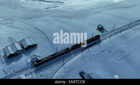 Vista aerea della ferrovia Gorngerat bahn e della zona sciistica di Zermatt, regione del Vallese nelle Alpi svizzere. Foto Stock