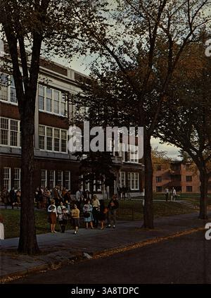 Questo annuario della Marshall High School registra studenti, docenti e attività extracurriculari durante l'anno accademico 1964-1965, sottolineando il ruolo della storia afroamericana nella scuola. Foto Stock
