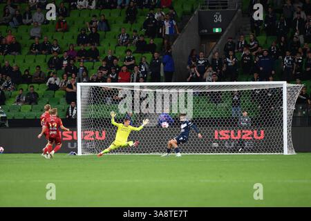 MELBOURNE, AUSTRALIA. 29 marzo 2025. Nella foto: Il centrocampista dell'Adelaide United Jonny YULL spara la palla davanti al portiere della Vittoria Mitch Langerak per aprire il punteggio al dodicesimo minuto per mettere Adelaide in vantaggio nel primo tempo durante la partita ISUZU A League Pride Cup Unite Round 24, Melbourne Victory vs Adelaide United all'AAMI Park di Melbourne, Australia il 29 marzo 2025. Crediti: Karl Phillipson / Alamy Live News Foto Stock