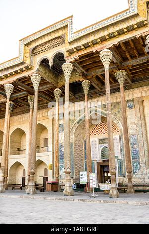 Bukhara, Uzbekistan - 09 luglio 2024: Bolo Hauz, storica moschea di Bukhara con tipico colonnato in legno, Uzbekistan Foto Stock