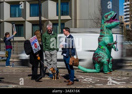 Londra, Regno Unito. 29 marzo 2025. Un uomo in costume da dinosauro avverte che i "nazisti" potrebbero non essere estinti - dite di no a Elon Musk, dite di no alla protesta nazista in uno Showroom Tesla di Londra vicino a Park Royal. Parte della giornata d'azione globale #TeslaTakeDown. Crediti: Guy Bell/Alamy Live News Foto Stock