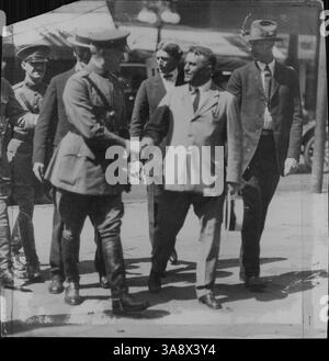 Il generale John J. Pershing, un importante capo militare, arriva a Minneapolis. Questa immagine cattura il suo arrivo, anche se altri individui nella scena rimangono non identificati. Foto Stock