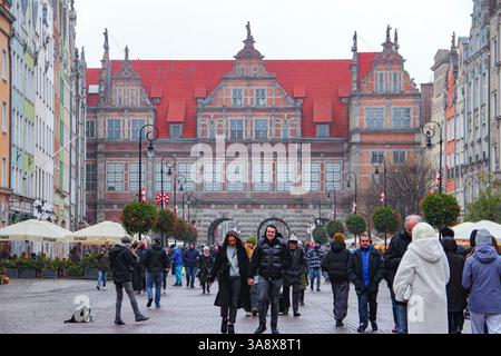 Danzica, Polonia - 11.11.2024: Una strada vivace e affollata, Dlugi Targ, che conduce alla porta Verde, uno dei simboli di Gdańsk durante l'inverno. Foto Stock