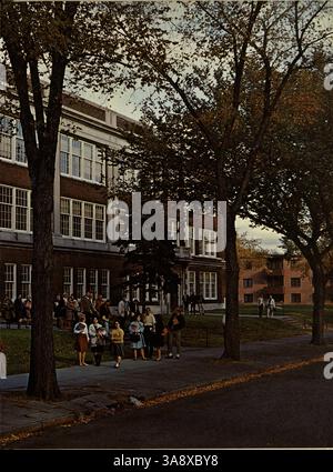 "Cardinal '65", l'annuario della Marshall High School, fornisce un record dell'anno scolastico 1964-1965, con attenzione alle attività degli studenti e degli insegnanti, all'atletica, ai club e una particolare attenzione alla storia afroamericana. Foto Stock