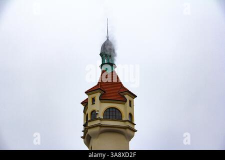 Sopot, Polonia - 11.11.2024: L'iconica Torre dell'Istituto Balneologico, un punto di riferimento del patrimonio termale di Sopot. Foto Stock