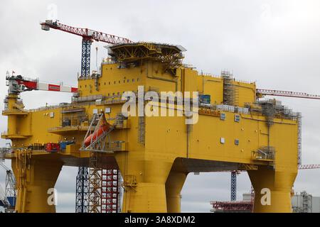 Piattaforma di conversione Dolwin Epsilon nel porto di Haugesund, Norvegia Foto Stock