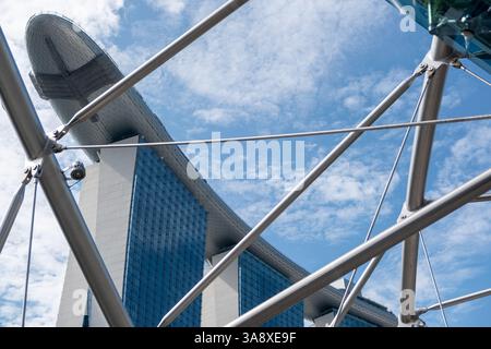 Marina Bay Sands, un punto di riferimento di Singapore attraverso l'Helix Bridge, o l'Helix, un ponte pedonale. Foto Stock