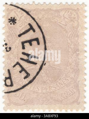 IRAN - 1897 settembre 30: Francobollo viola brillante da 50 kran raffigurante il ritratto di Muzaffar (Mozaffar) ad-DIN Shah. Fu il quinto scià Qajar dell'Iran, regnando dal 1896 fino alla sua morte nel 1907. È spesso accreditato con la creazione della Costituzione persiana del 1906, che approvò in uno dei suoi atti finali come shah un santuario Foto Stock