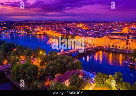 Un paesaggio notturno mozzafiato della città vecchia di Praga, la Repubblica Ceca, caratterizzato da edifici storici illuminati e dall'incantevole bagliore di lampioni Foto Stock