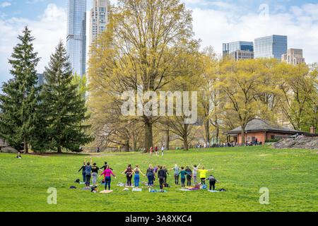 24 aprile 2021, New York City, NY, USA - corso di yoga di gruppo a Central Park. Foto Stock