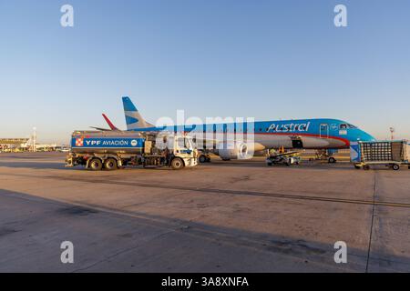 Buenos Aires, Argentina - 10 gennaio 2025: Rifornimento aereo all'aeroporto internazionale di Ezeiza a Buenos Aires. Foto Stock