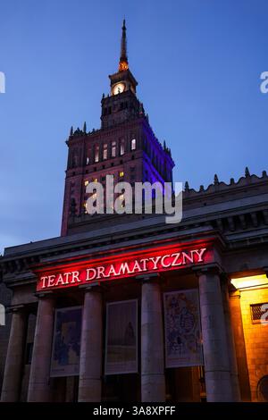 Varsavia, Polonia. 27 gennaio 2025 - Teatr Dramatyczny Theatre di notte nel Palazzo della Cultura e della Scienza. Foto Stock