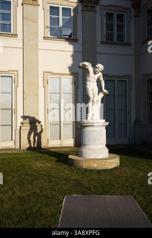 Varsavia, Polonia. 27 gennaio 2025 - Sculpture Tanczacy Satyr fuori dal Palazzo Lazienki. Foto Stock