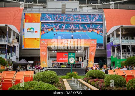 Miami Gardens, Florida, Stati Uniti. 29 marzo 2025. Gli appassionati di tennis all'interno del torneo di tennis Miami Open 2025 assistono alla doppia finale maschile all'Hard Rock Stadium. Crediti: Yaroslav Sabitov/YES Market Media/Alamy Live News. Foto Stock