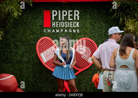 Miami Gardens, Florida, Stati Uniti. 29 marzo 2025. Gli appassionati di tennis all'interno del torneo di tennis Miami Open 2025 assistono alla doppia finale maschile all'Hard Rock Stadium. Crediti: Yaroslav Sabitov/YES Market Media/Alamy Live News. Foto Stock