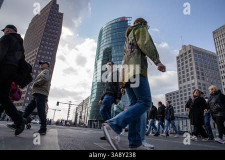 Berlino, Berlino, Germania. 29 marzo 2025. Gli acquirenti e i turisti hanno passeggiato lungo la Tauentzienstrasse e Potsdamer Platz di Berlino sabato 29 marzo 2025, curiosando tra i negozi di punta sotto alberi primaverili in fiore mentre la Germania si trova di fronte a una crescente incertezza economica. Un tempo simbolo della fiducia dei consumatori dopo la riunificazione, il vivace viale è ora un campanello di sentimenti mutevoli. Nonostante il sole, i rivenditori segnalano la presenza di folle più sottili e portafogli più stretti. L'economia della Germania, da tempo acclamata come motore industriale europeo, sta sputando. Le grandi aziende hanno annunciato tagli radicali di posti di lavoro, citando il cervo Foto Stock