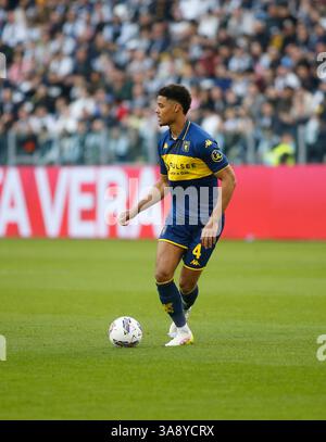 Turinb, Italia. 29 marzo 2025. Koni De Winter del Genoa CFC durante la partita di calcio di serie A, stagione 2024/25, tra Juventus FC e Genoa CFC, il 29 marzo 2025 allo stadio Allianz di Torino. Crediti: Nderim Kaceli/Alamy Live News Foto Stock