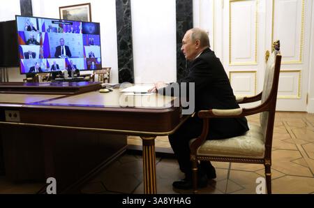 Mosca, Russia. 28 marzo 2025. Il presidente russo Vladimir Putin presiede un incontro con i membri del Consiglio di sicurezza tramite videoconferenza dal Cremlino, 28 marzo 2025, a Mosca, Russia. Crediti: Vyacheslav Prokofyev/piscina del Cremlino/Alamy Live News Foto Stock