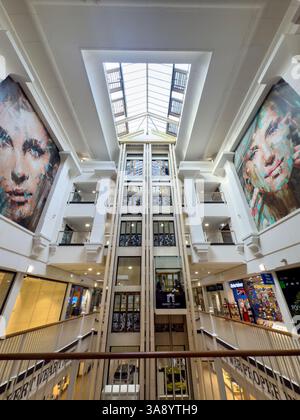 Bolton Market Place, convertito in un moderno centro commerciale che conserva l'originale ferro vittoriano del Market Hall Foto Stock