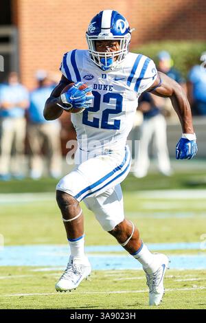 25 settembre 2017: Brittain Brown (22) dei Duke Blue Devils corre con la palla nel match di calcio NCAA tra i Duke Blue Devils e i North Carolina Tar Heels al Kenan Memorial Stadium di Chapel Hill, NC. (Scott Kinser/Cal Sport Media)(immagine di credito: &Copy; Scott Kinser/CSM tramite cavo ZUMA) Foto Stock