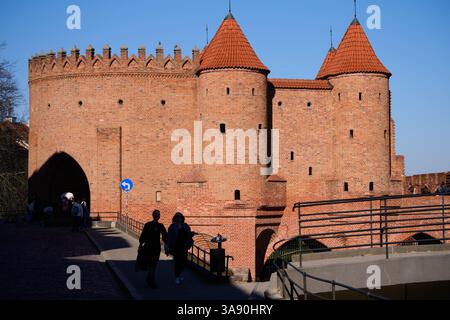 Varsavia, Polonia. 28 marzo 2025. La gente cammina lungo le mura della città Vecchia a Varsavia, Polonia, il 28 marzo 2025. (Foto di Jaap Arriens/Sipa USA) credito: SIPA USA/Alamy Live News Foto Stock