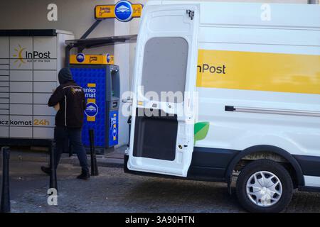 Varsavia, Polonia. 28 marzo 2025. Un corriere InPost Paczkomat viene consegnato a Varsavia, Polonia, il 28 marzo 2025. (Foto di Jaap Arriens/Sipa USA) credito: SIPA USA/Alamy Live News Foto Stock